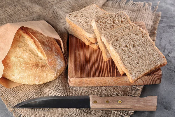 Plasterki świeżego chleba — Zdjęcie stockowe