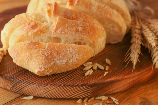 신선한 빵을 슬라이스 — 스톡 사진