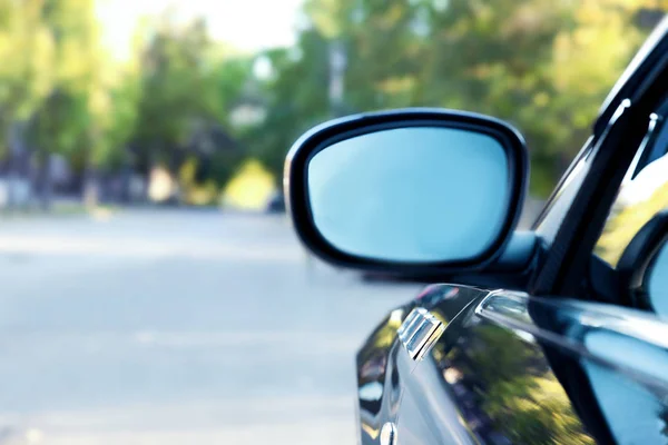 Зеркало роскошного автомобиля — стоковое фото