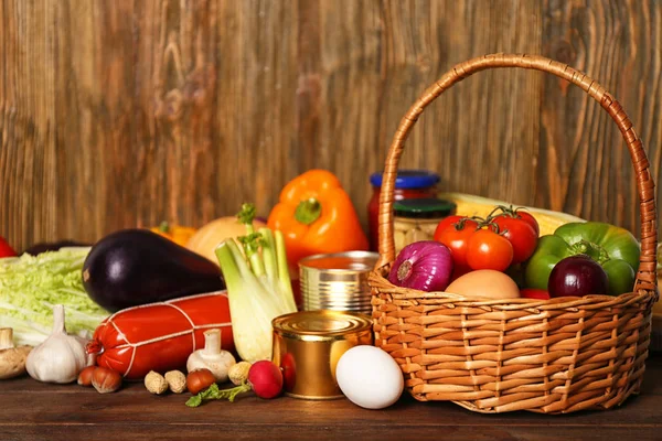 Verscheidenheid van voedingsmiddelen in mand — Stockfoto