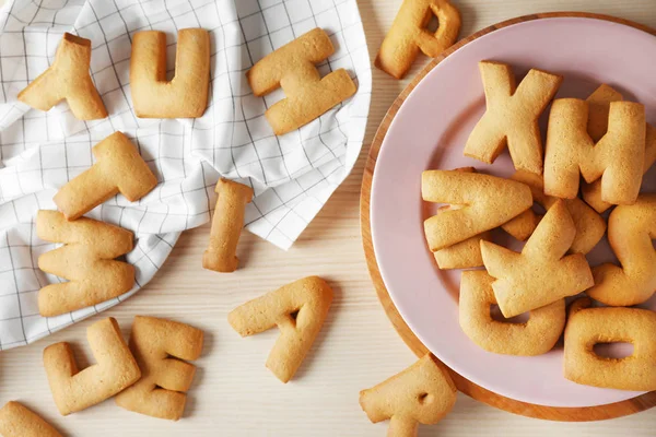 Keksbuchstaben auf Holztisch — Stockfoto