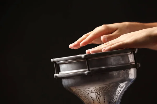 Mãos de homem tocando tambor africano — Fotografia de Stock