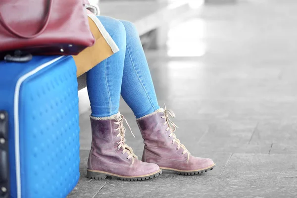 Femme en attente à la gare — Photo