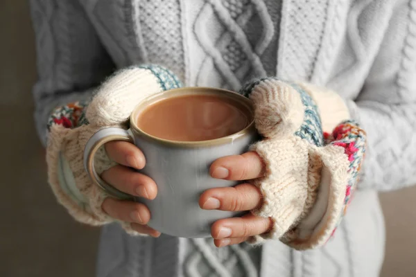 Γυναικεία χέρια κρατώντας το φλιτζάνι του καφέ — Φωτογραφία Αρχείου