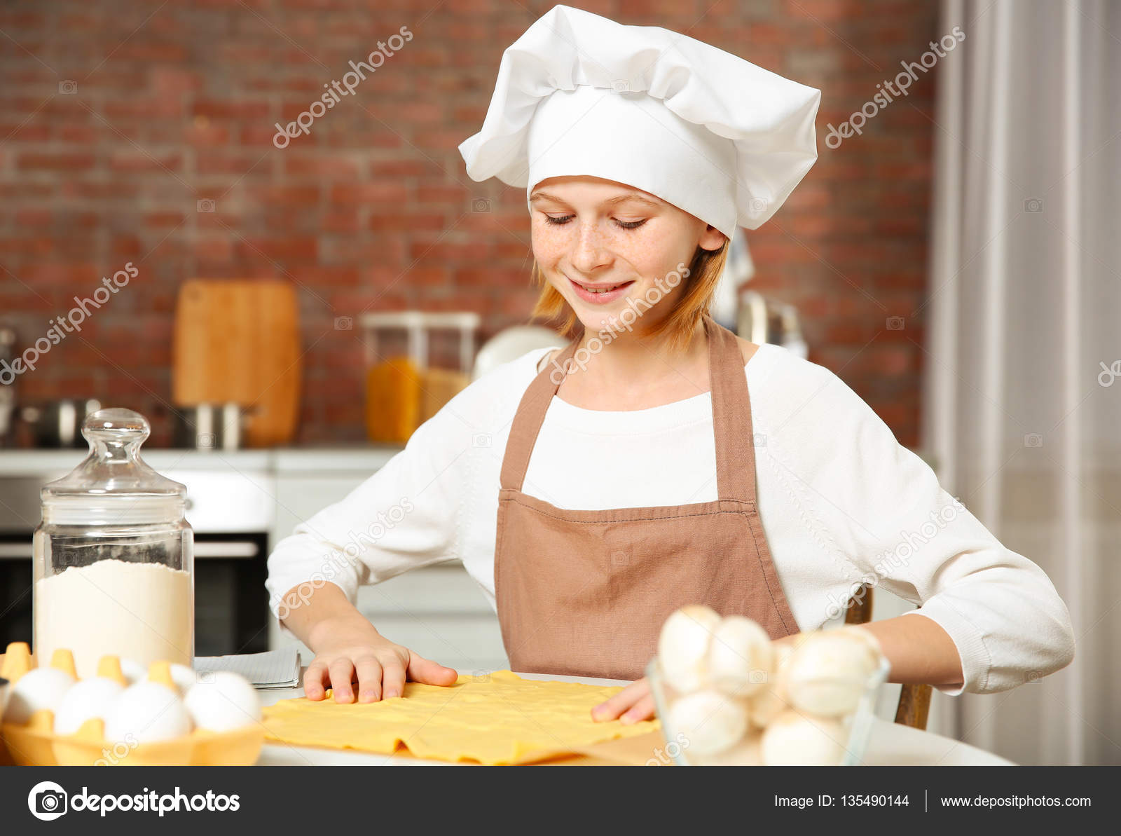 Chica cocinar en la cocina — Fotos de Stock © belchonock ...