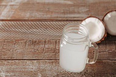 bardak Hindistan cevizi sütü