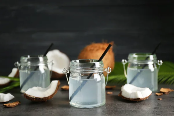 Tres tarros de albañil con agua de coco — Foto de Stock