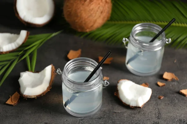 Twee metselaar potten met kokoswater — Stockfoto