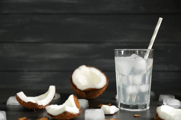 Vaso de agua de coco —  Fotos de Stock