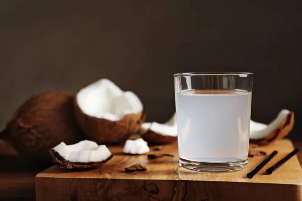 Copo de água de coco — Fotografia de Stock