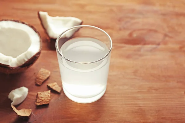 코코넛 물 잔 — 스톡 사진