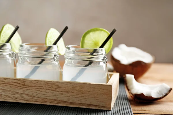 Frascos de albañil con agua de coco — Foto de Stock