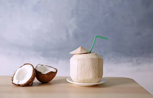 Kokosový koktejl a ořechy — Stock fotografie