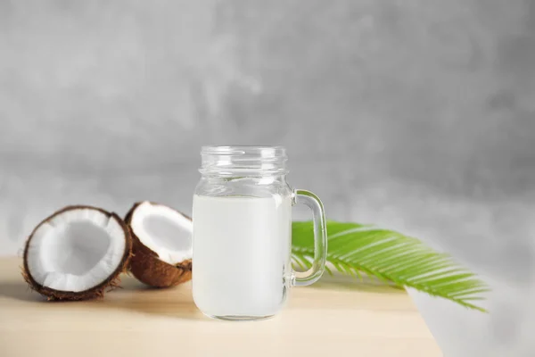 Sklenici kokosového mléka — Stock fotografie