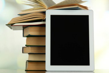 Tablet ve yığın kitap