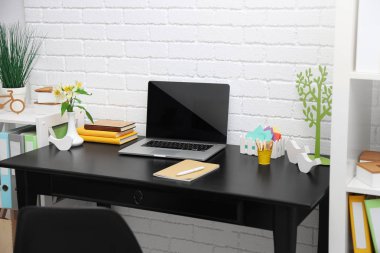 Dizüstü bilgisayar ile şık işyeri 