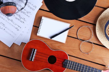 Gitar müzik sayfaları ve kulaklık ile 
