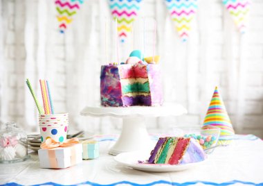 Renkli pasta masanın üzerine dilimlenmiş