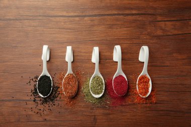 kaşık içinde farklı baharatlar