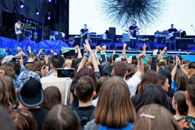 Kalabalık konser müzik keyfi