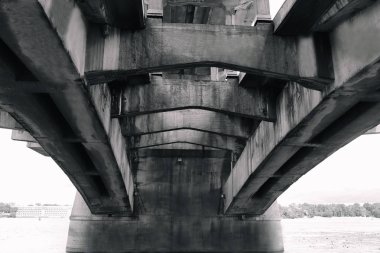 Nehir üzerinde beton köprü