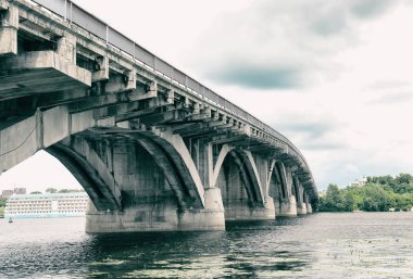 Nehir üzerinde beton köprü