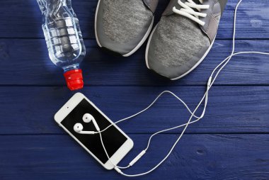 Spor ayakkabı ve cep telefonu