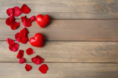 Çiçek yaprakları ile kırmızı Kalpler 