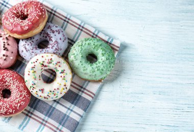 Peçete üzerinde lezzetli börekler