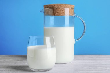 Süt bardakta ve sürahi 