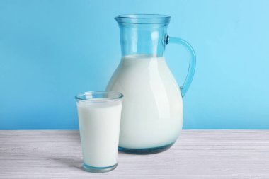 Süt bardakta ve sürahi 