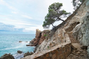 Cliff üzerinde antik kale 