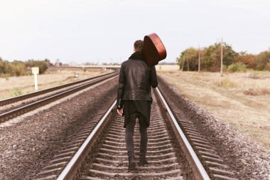 Gitar demiryolu ile yakışıklı adam