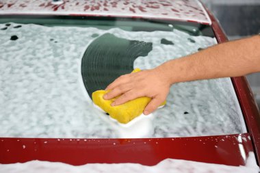 Araba temizlik sünger ile el