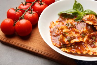 Domates soslu ravioli.