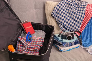 bavul giyim ile açın 