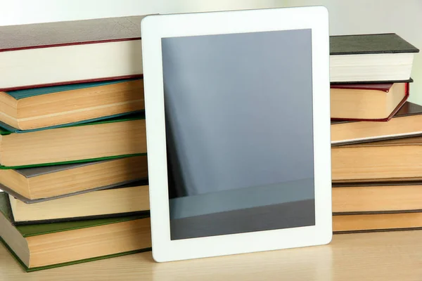 Tablet PC- en stapel boeken — Stockfoto
