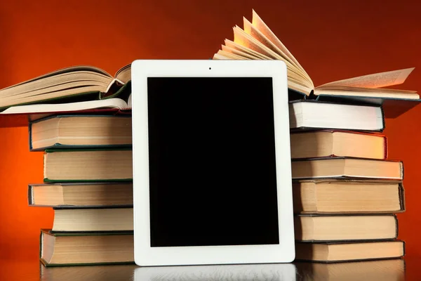 Tablet und Bücherstapel — Stockfoto
