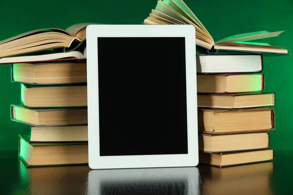 Tablet e pilha de livros — Fotografia de Stock