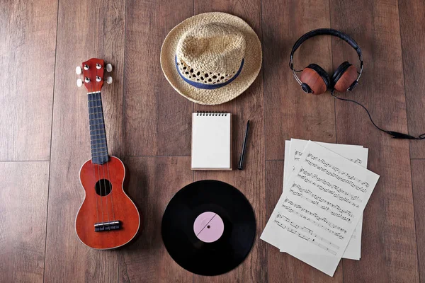 Guitarra con auriculares y hojas de música — Foto de Stock