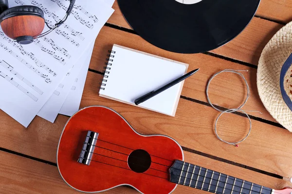 Chitarra con cuffie e spartiti musicali — Foto Stock