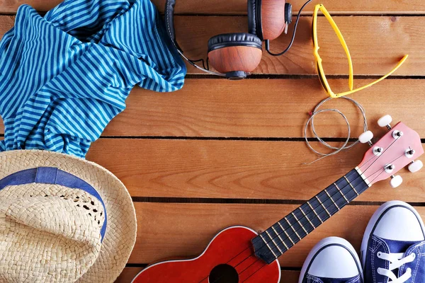 Guitarra pequena na superfície de madeira — Fotografia de Stock