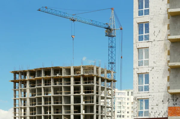 Construcción de grúas y edificios —  Fotos de Stock