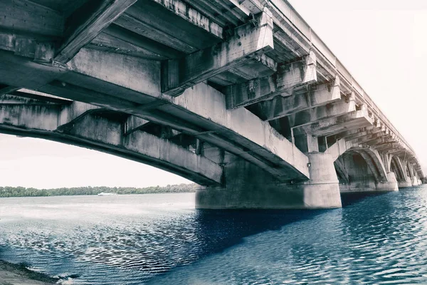Pont en béton sur la rivière — Photo