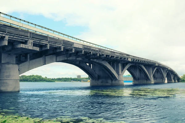 Betongbro över floden — Stockfoto