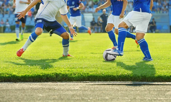 Jogo de futebol durante o dia de verão — Fotografia de Stock