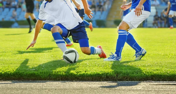 Voetbalwedstrijd in zonnige zomerdag — Stockfoto