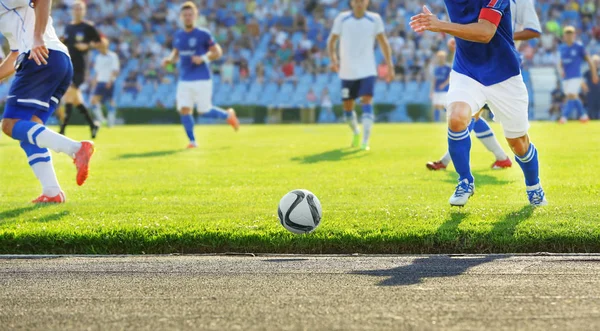 Jogo de futebol no dia ensolarado de verão — Fotografia de Stock