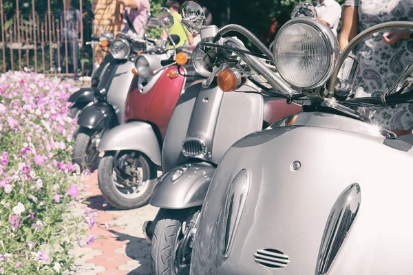 Concepto Boda Scooters Estacionados Fila —  Fotos de Stock