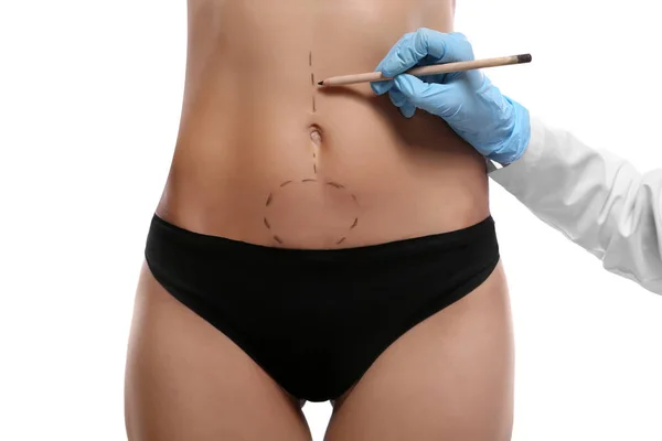Kirurgen undersöker kvinnliga kroppen — Stockfoto